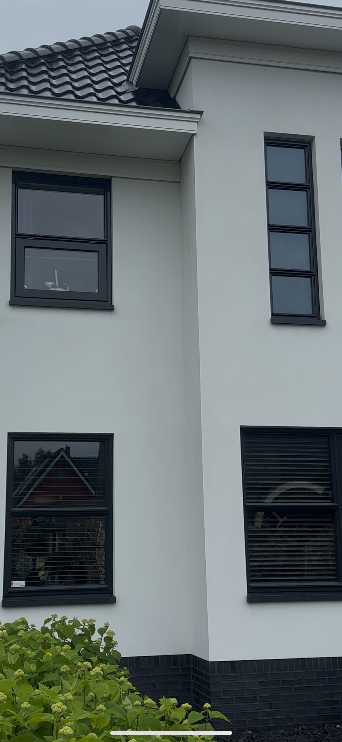Schone witte woninggevel na reiniging