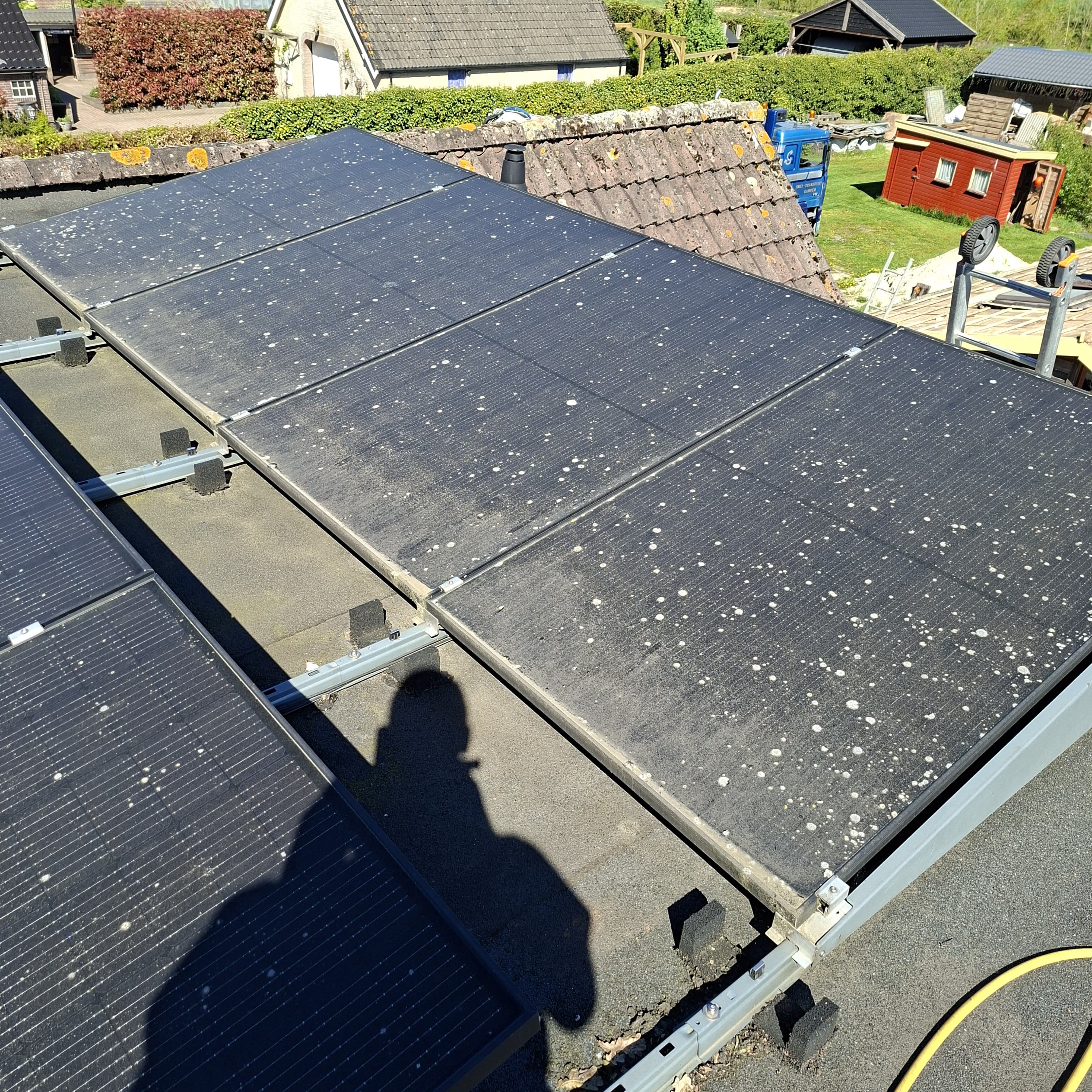 Zonnepanelen met vogeluitwerpselen en aanslag vóór reiniging