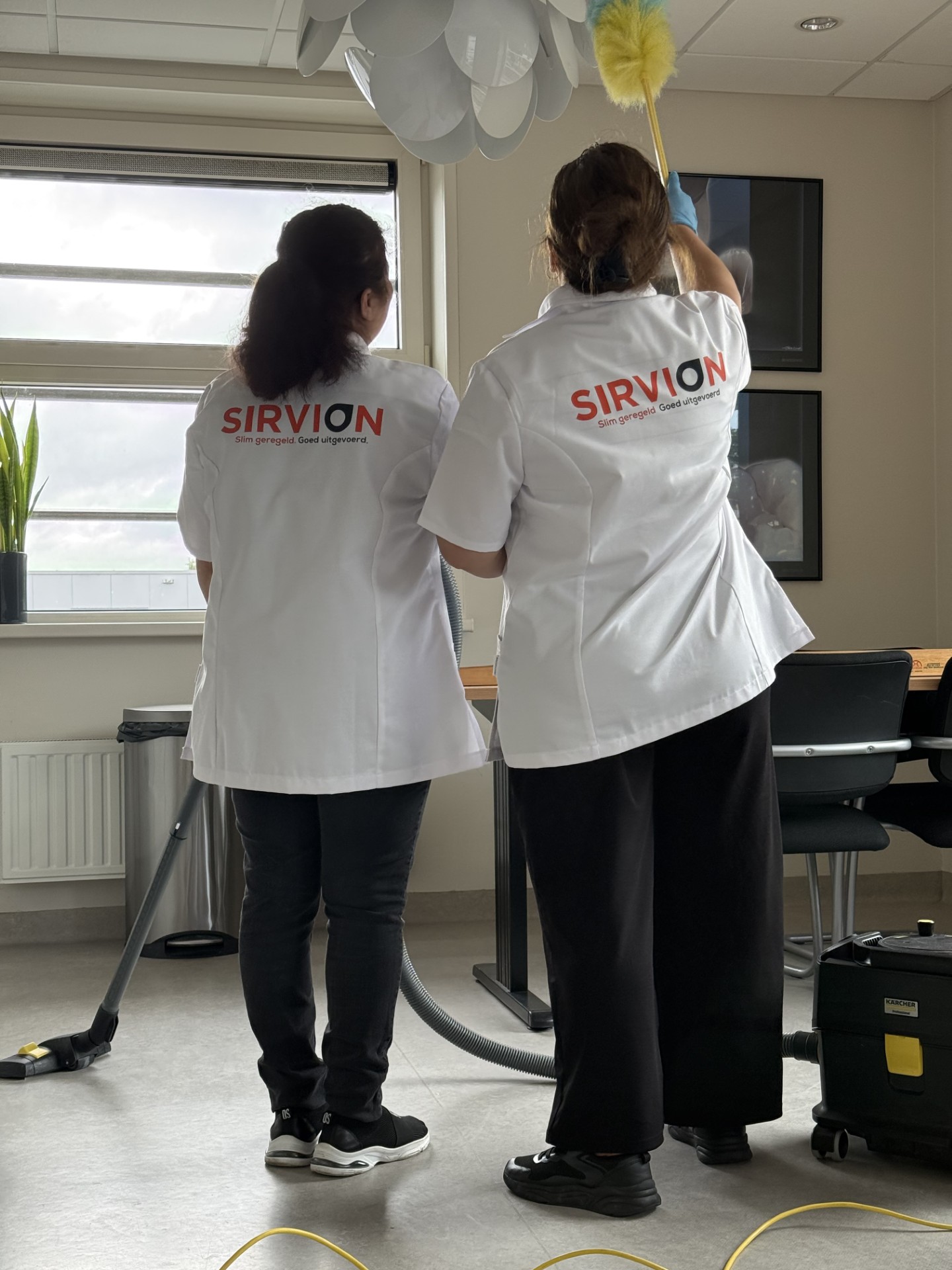 Sirvion-team tijdens professionele kantoorschoonmaak