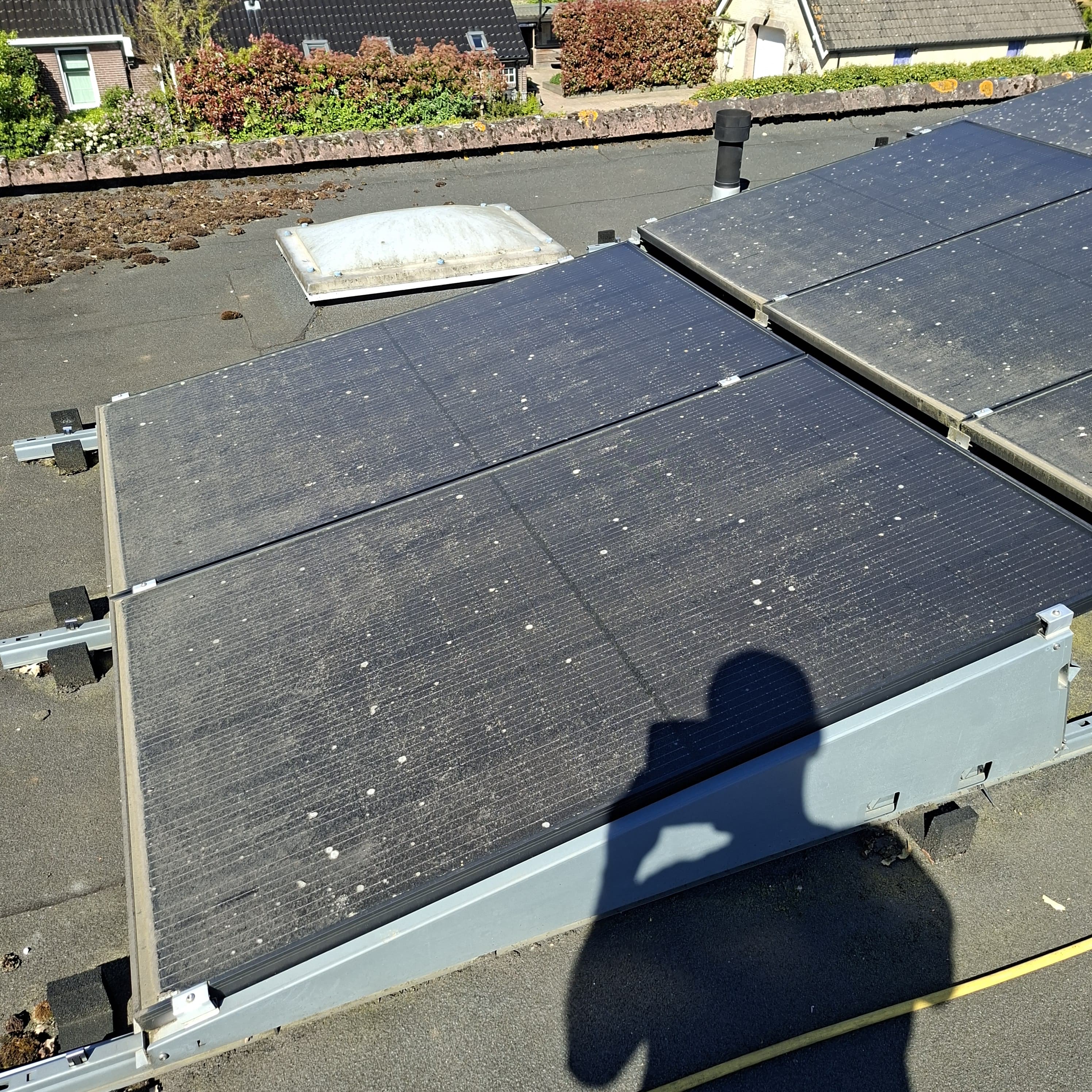 Vervuilde zonnepanelen vóór reiniging